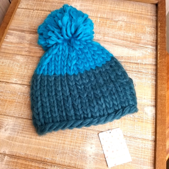 Free People Chunky Turquoise & Green Knit Color Block Beanie Hat. NWT On… - Picture 1 of 6